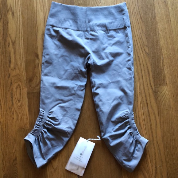 Lululemon Awakening Crop, Taryn Toomey, NWT, 8 - Picture 3 of 5